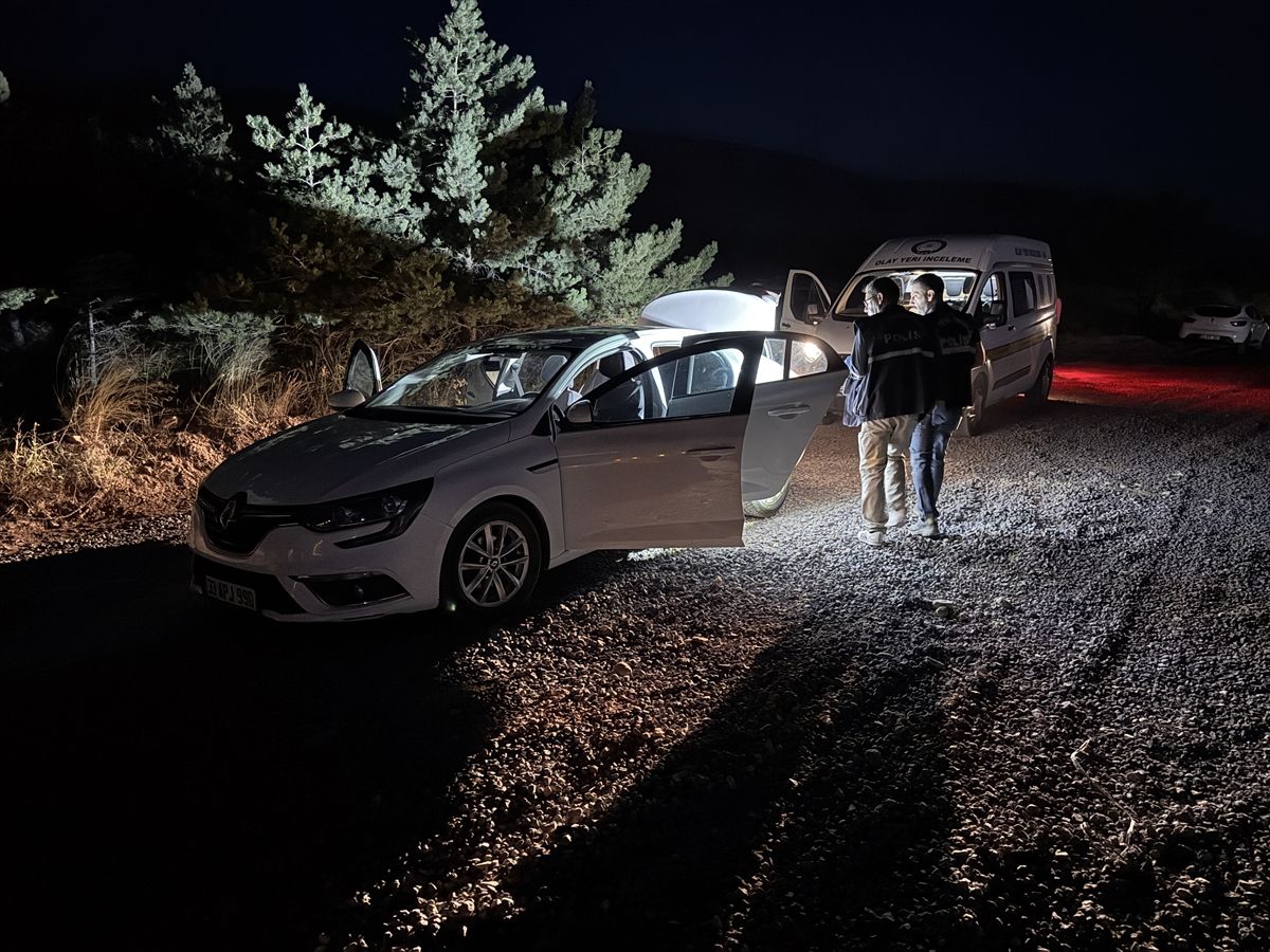 Niğde'de silahlı kavga sonrası polis ekiplerinin olay yerinde inceleme yapması.