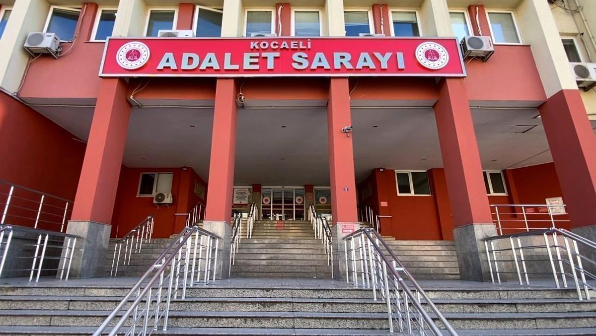 Kocaeli'de tarlada ot biçme kavgası sonucu kuzenini ağır yaralayan sanık hakkında dava açıldı.