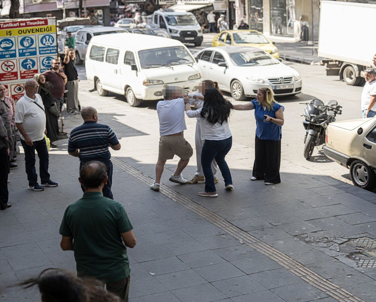 Otomobilin çarptığı motosikletin aynası kırıldı; çıkan kavgada 3 kişi yaralandı