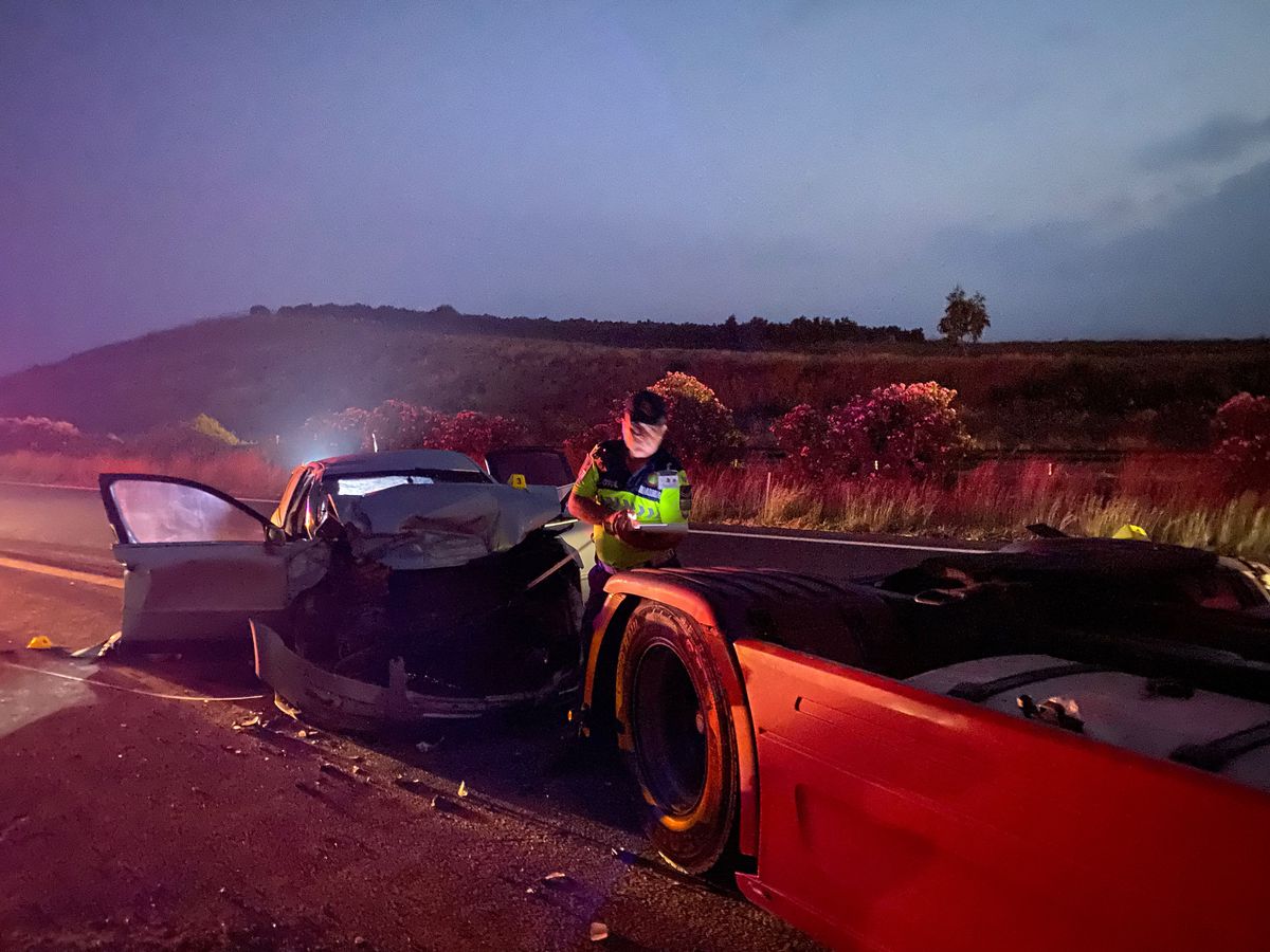 Adana Ceyhan'da meydana gelen trafik kazasında TIR'a arkadan çarpan otomobilin görüntüsü.