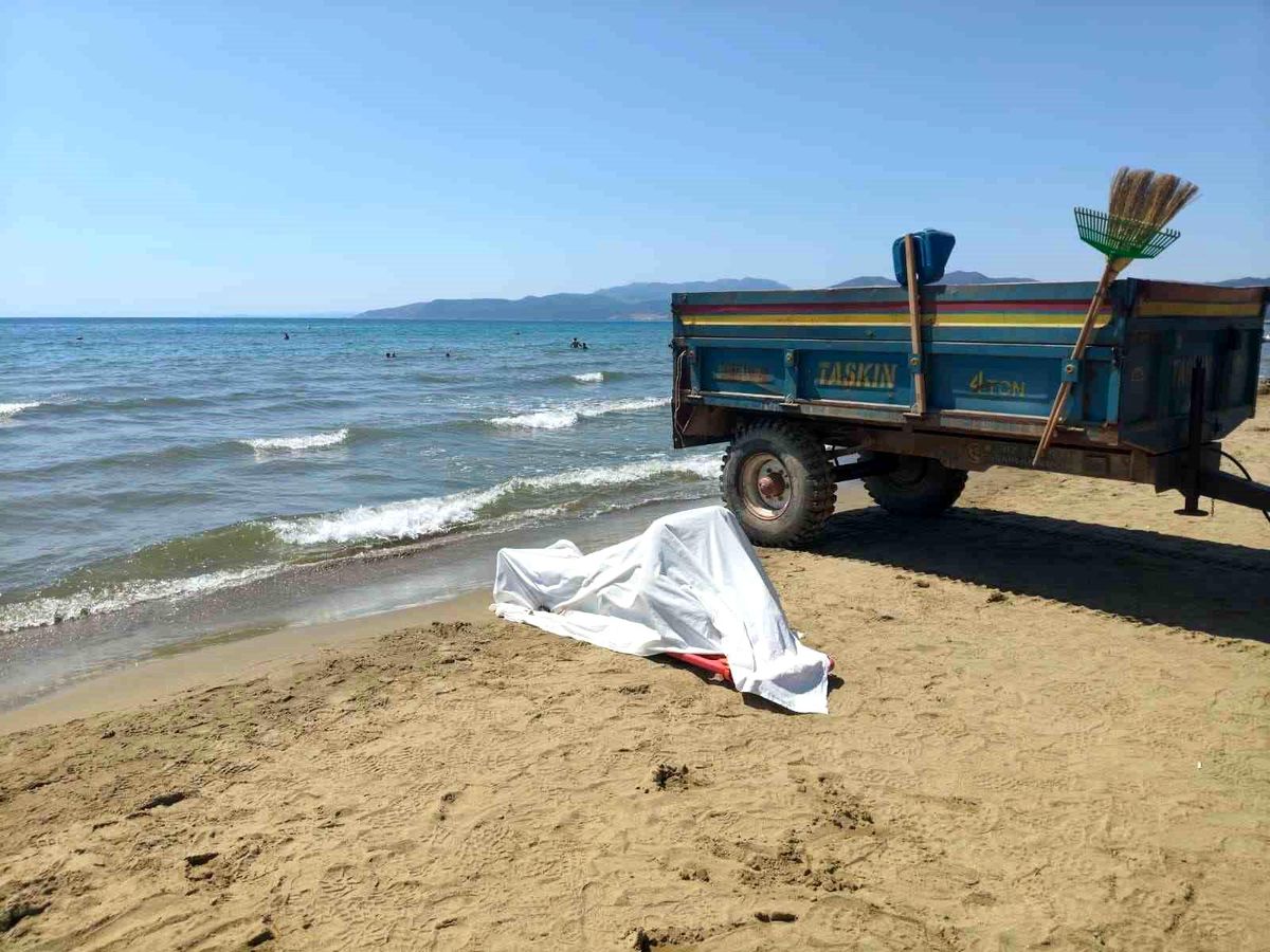 İzmir'de sahilde erkek cesedi bulundu