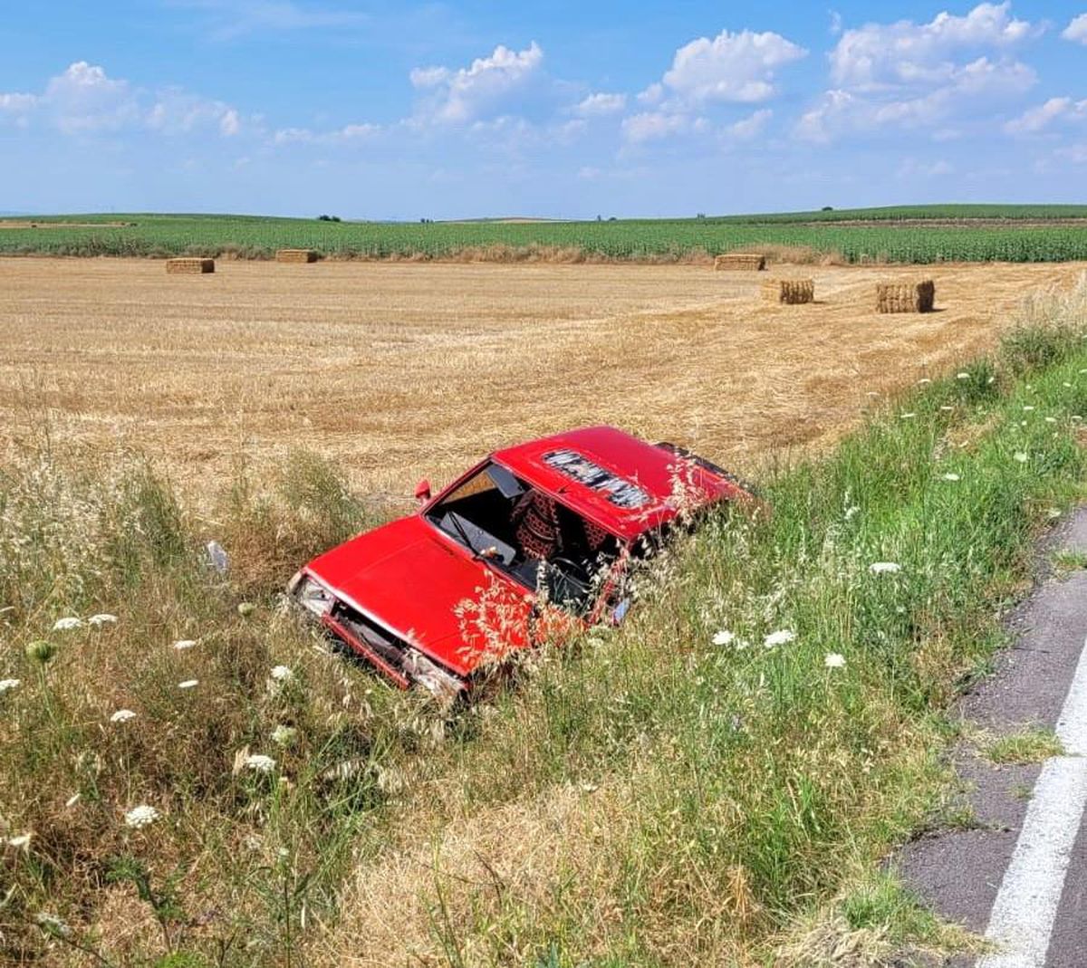 Edirne'nin İpsala ilçesinde bir otomobilin şarampole uçtuğu kaza yerinden genel görünüm.