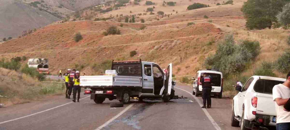 Divriği'de şerit ihlali kazası: 1 ölü, 2 yaralı