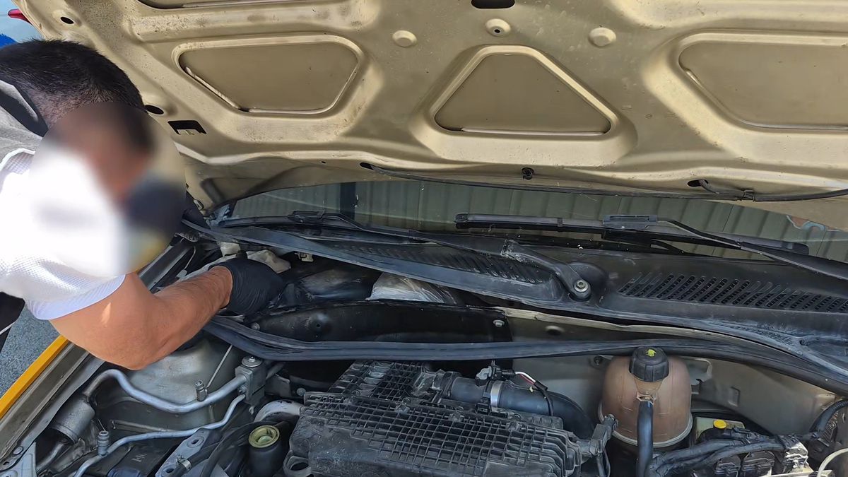 Taksinin motor bölümünde uyuşturucu ele geçirildi