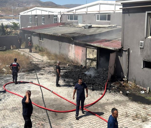 Tekstil fabrikasının atık deposunda yangın