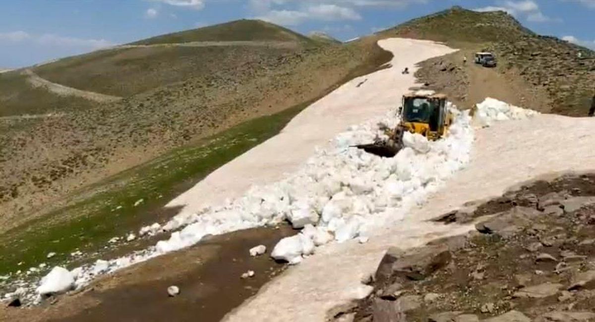 Bitlis'in Hizan ilçesinde, 3 bin rakımlı Kolludere Yaylası'nda yaz ortasında 2 metreyi aşan kar kalınlığıyla mücadele ediliyor.