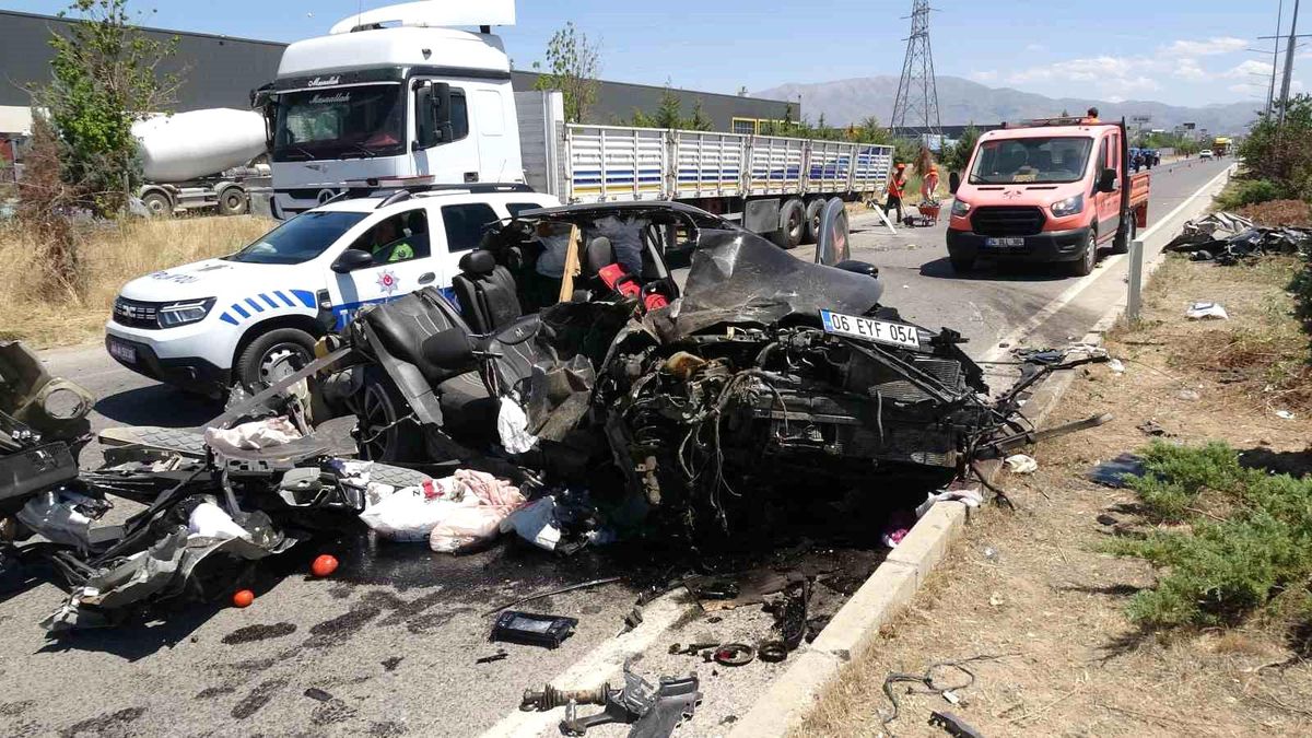 Tıra arkadan çarpan otomobil hurdaya döndü: 1 yaralı