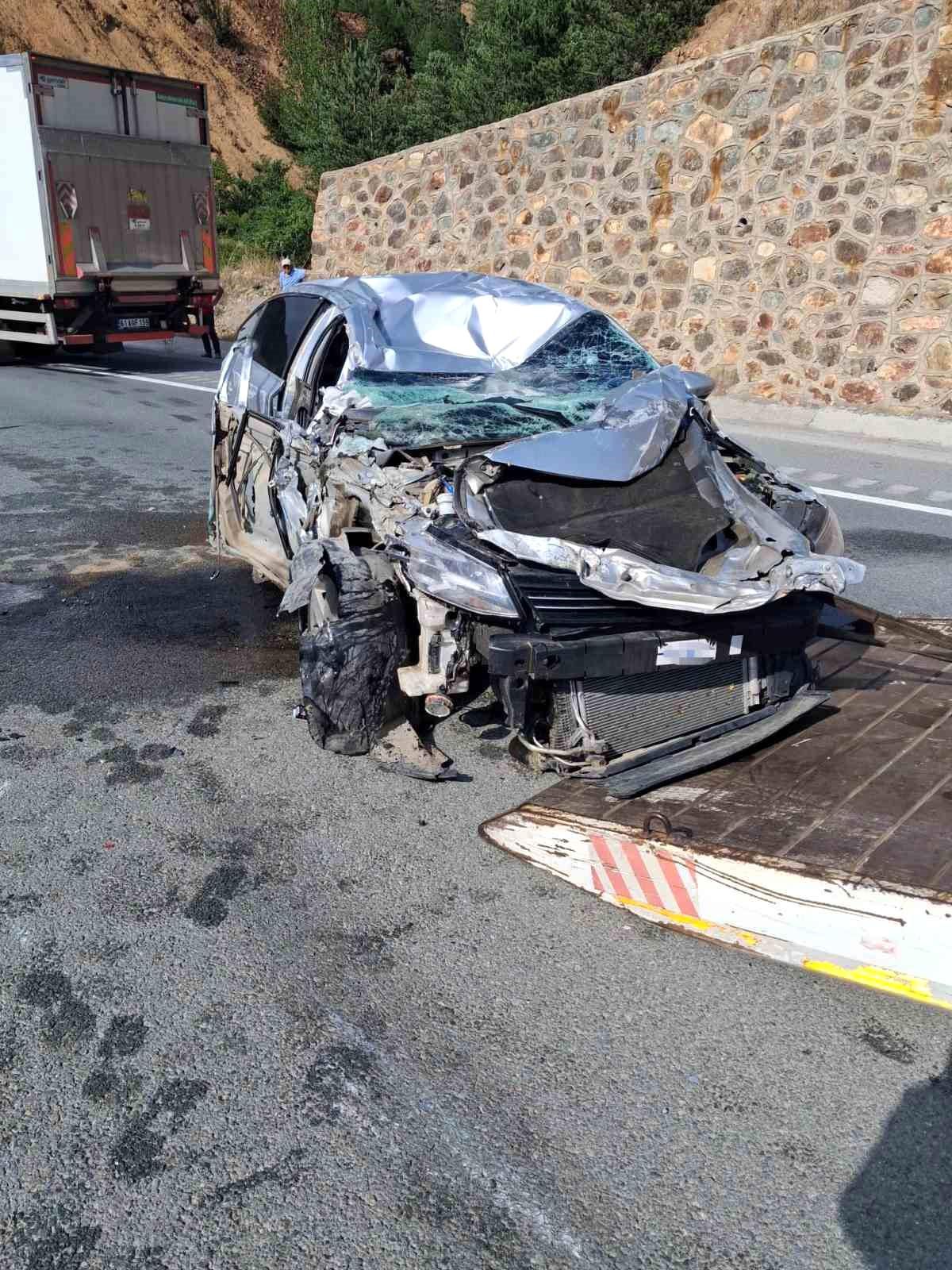 Tünel çıkışında kamyona çarpan otomobil takla attı: 1 yaralı