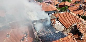 Uşak'ta tek katlı ev yanarak kullanılamaz hale geldi