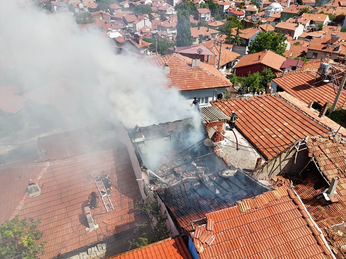 Uşak'ta tek katlı ev yanarak kullanılamaz hale geldi