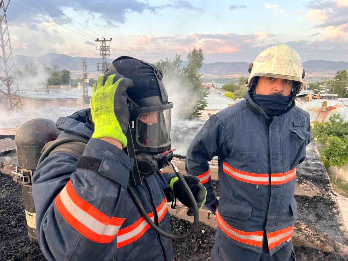 Van'da camide yangın