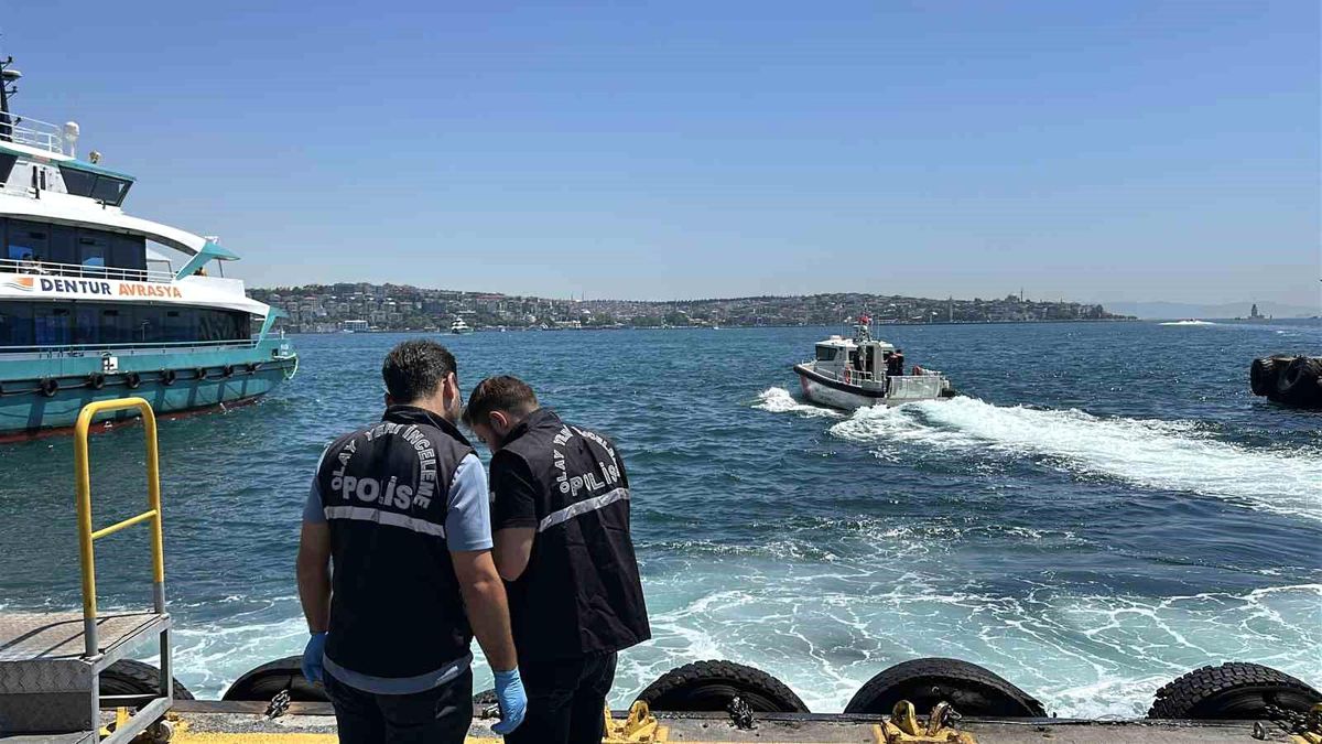 Beşiktaş sahilinde denizde bulunan kadın cesediyle ilgili olay yeri.