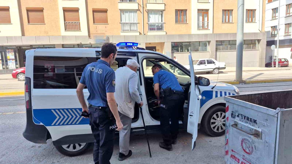 Eskişehir'de polis kimliğiyle dolandırıcılık yapan şahısları kuyumcu çalışanları engelledi.