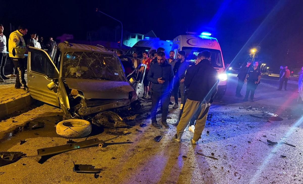 Yüksekova'da iki ayrı kazada 8 kişi yaralandı