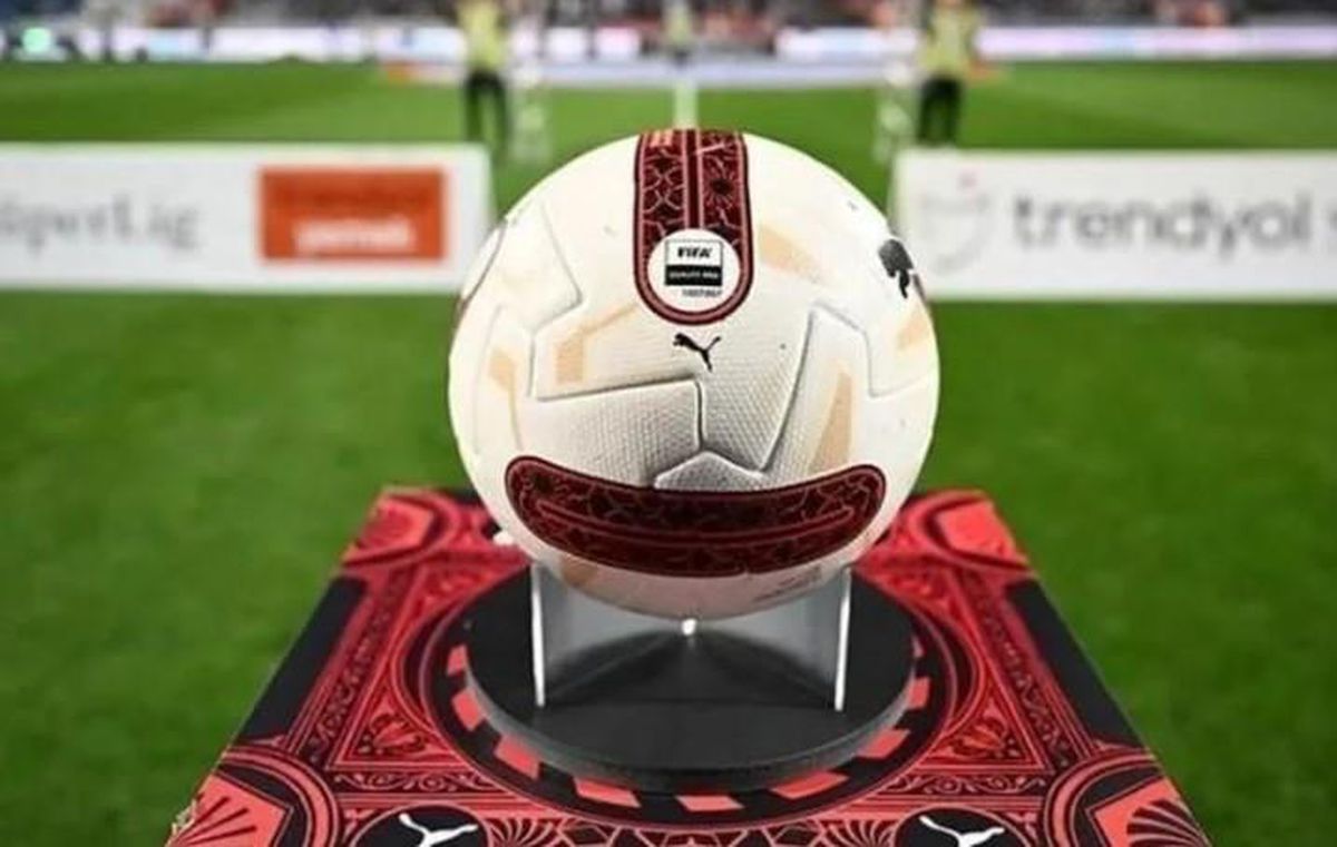 Türk futbol ligi Süper Lig'de mücadele eden Galatasaray, Fenerbahçe ve Beşiktaş logoları ve 2026-2027 sezonunu temsil eden görseller.