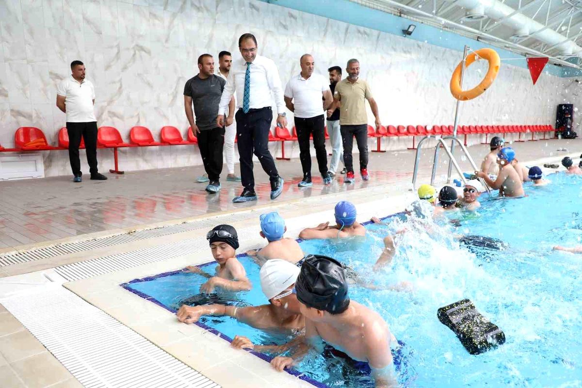 Ağrı'da çocuklar 'Yüzme Bilmeyen Kalmasın' projesiyle havuzla buluşuyor