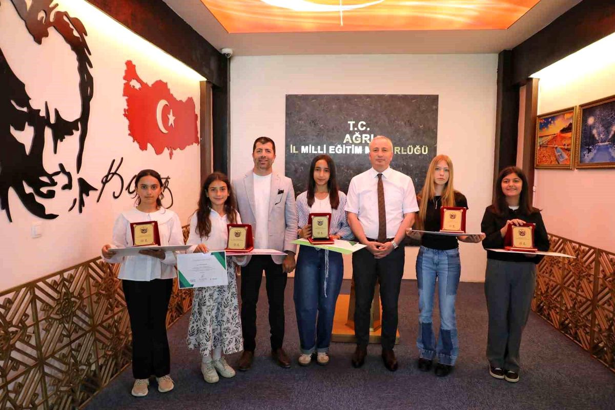Ağrı'da 'Sağlıklı Nesil Sağlıklı Gelecek' yarışmalarında dereceye giren öğrenciler ödüllendirildi