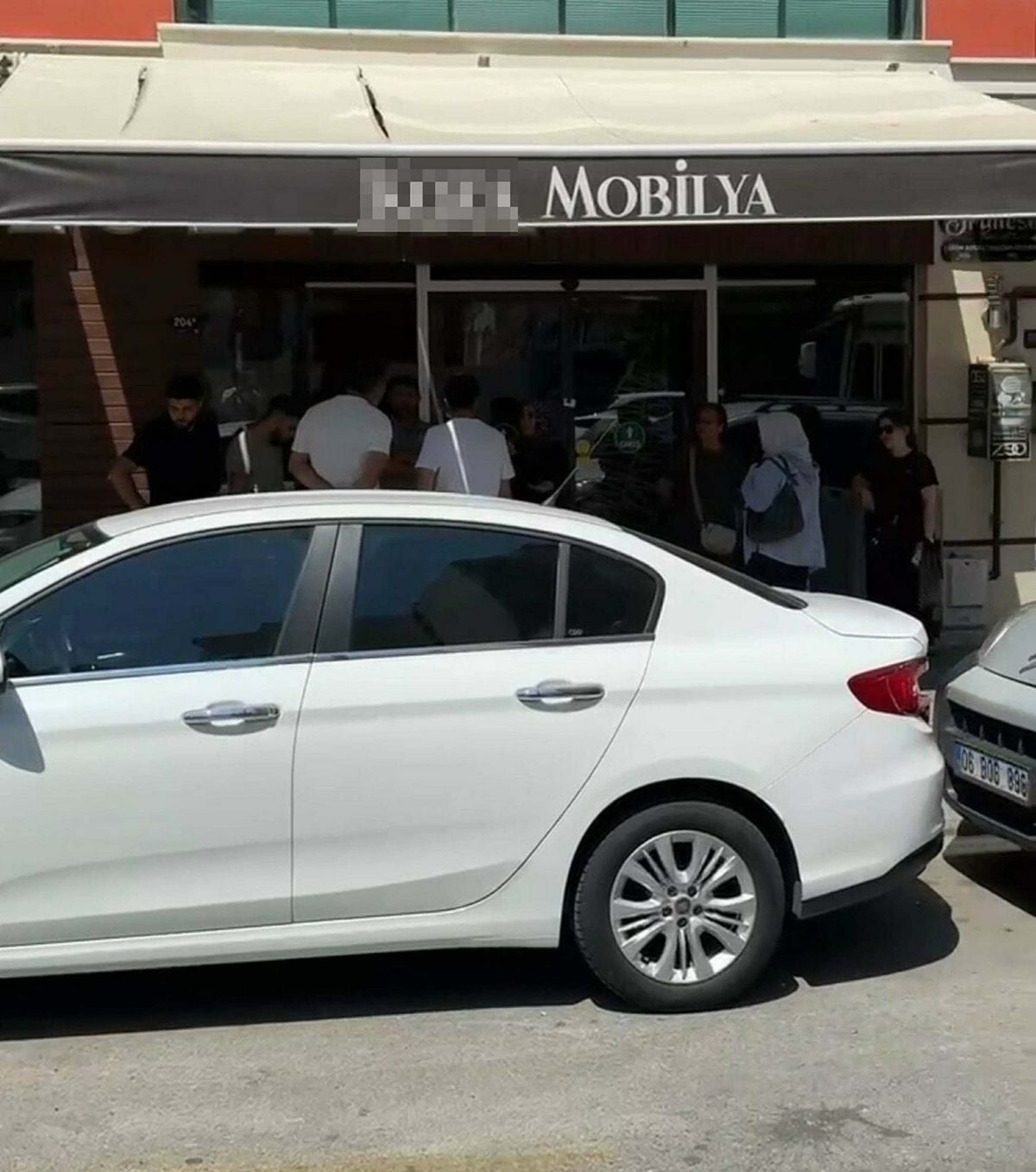Aydın'da mobilya mağazasında müşterilerin dolandırıldığı iddiası