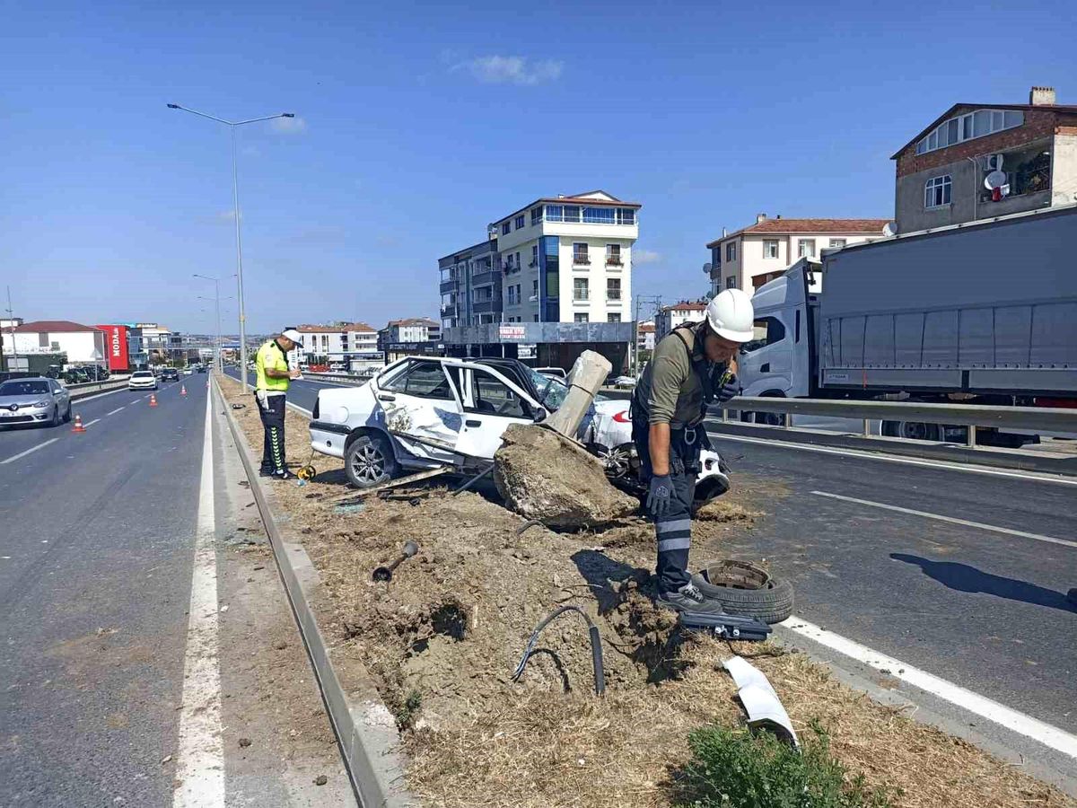 Samsun Bafra'da kaza yapan otomobil ve devrilen aydınlatma direği