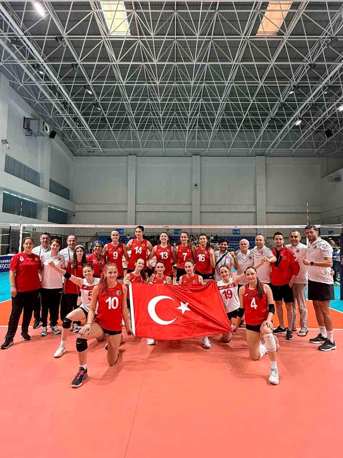 Gençlik ve Spor Bakanı Osman Aşkın Bak'ın voleybol şampiyonasında dereceye giren liselere tebrik ettiği görsel.