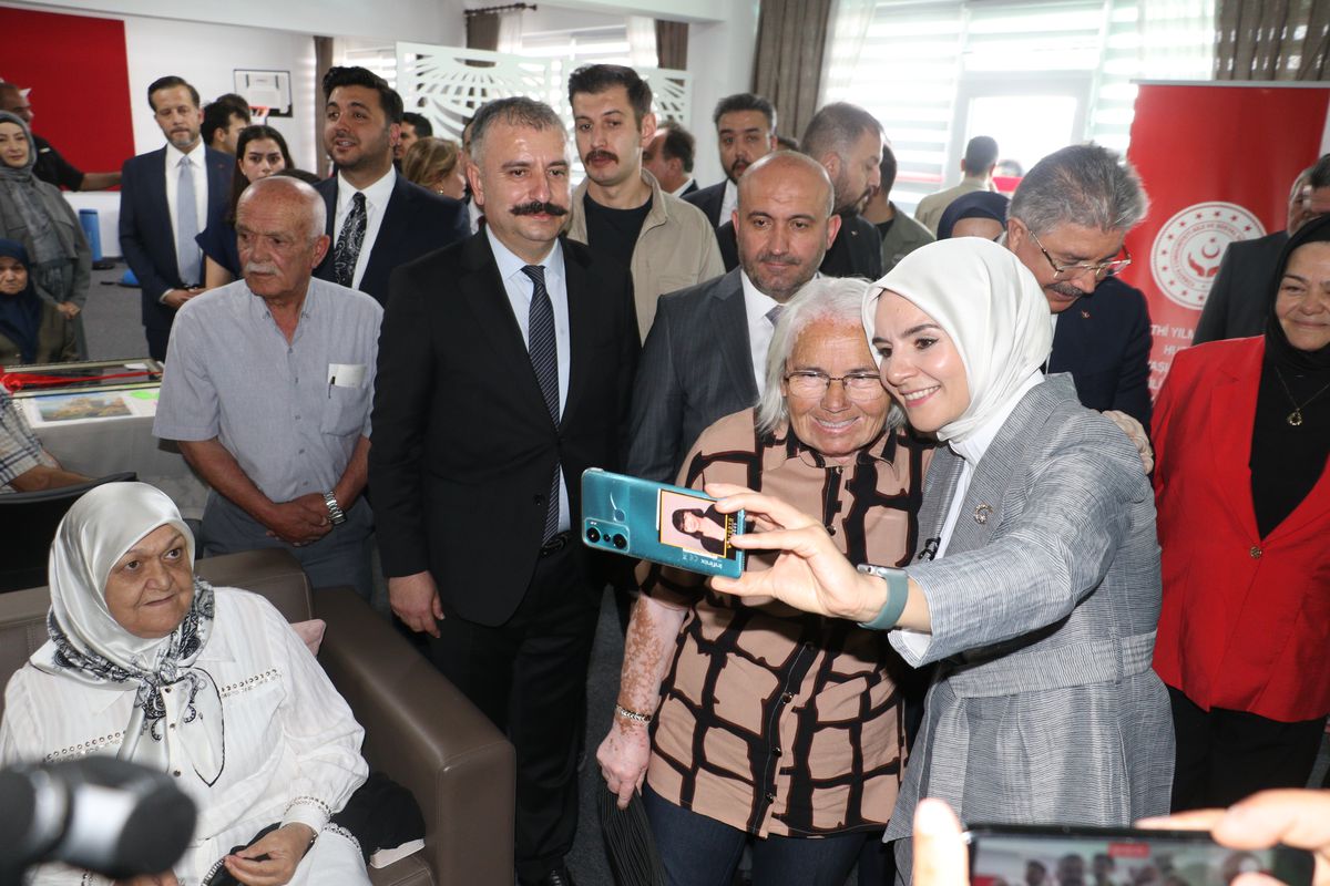 Bakan Göktaş: Büyüklerimize hürmetin ifadesi olarak 43 aktif yaşam merkezi açtık
