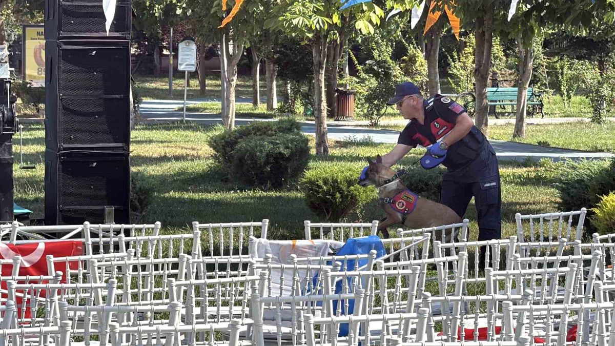 Jandarma ekiplerinin Dede Korkut Parkı'nda bomba arama köpeğiyle inceleme yapması