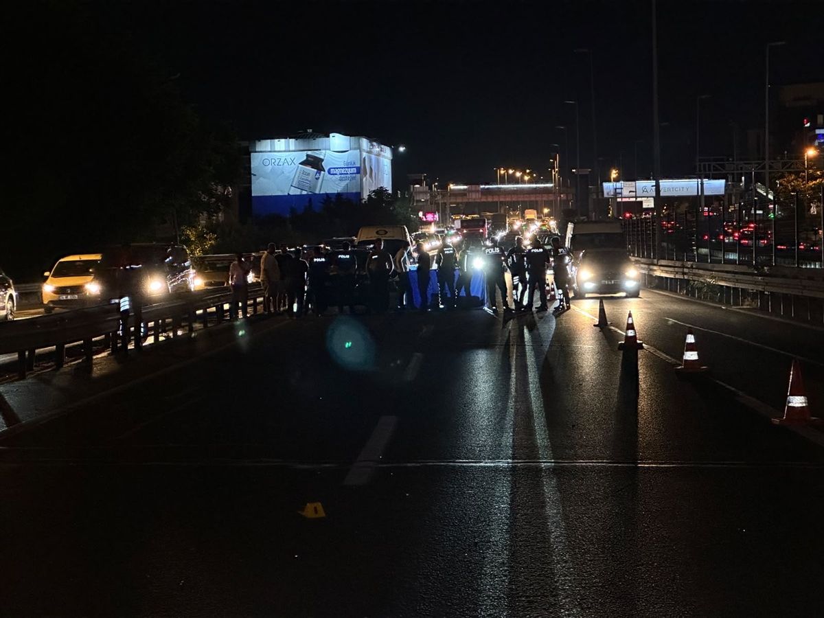 Bakırköy'de E5 kara yolunda meydana gelen trafik kazası sonrası olay yeri.