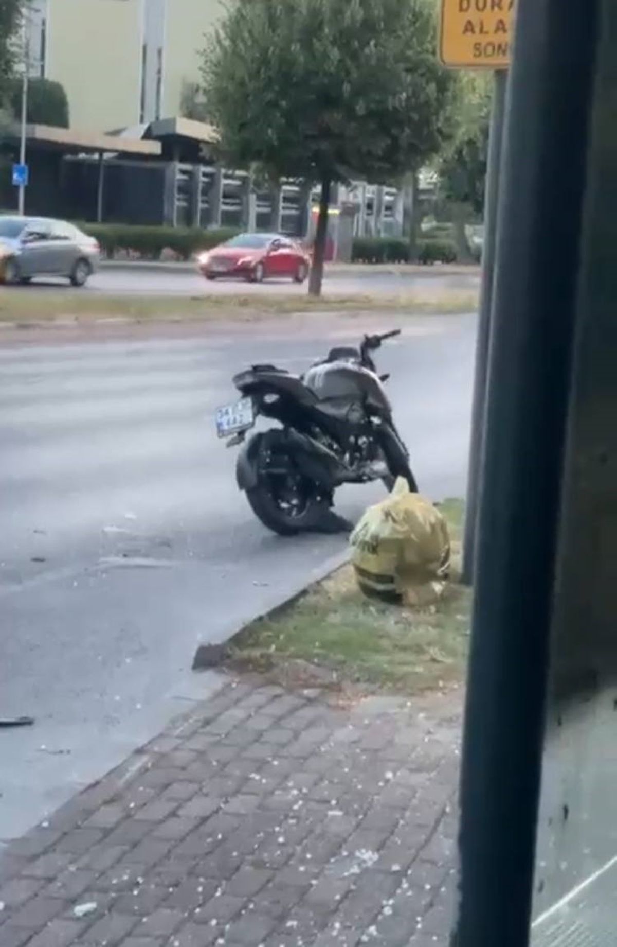 Bakırköy'de meydana gelen trafik kazasında hasar gören motosiklet ve otomobil.