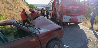 Balıkesir'de iki otomobilin çarpışması sonucu 3 kişi yaralandı