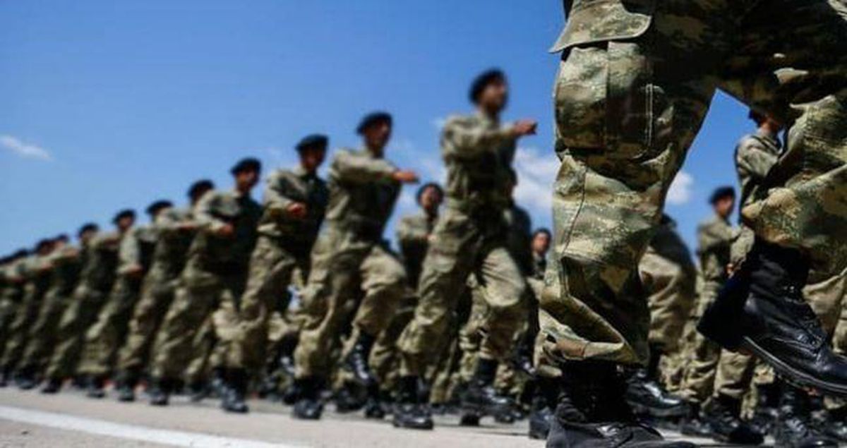 Milli Savunma Bakanlığı binası önünde Türk bayrağı