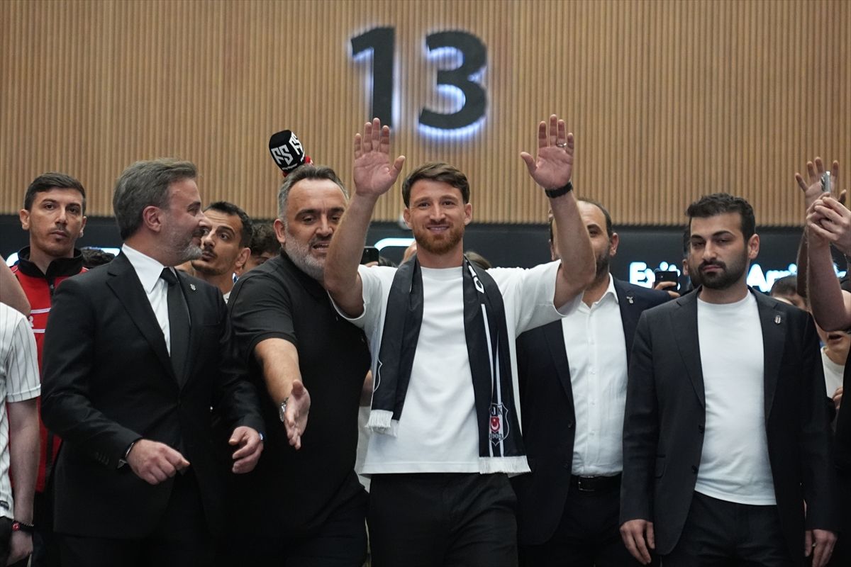 Milli futbolcu Salih Özcan, Beşiktaş taraftarlarının coşkulu karşılamasıyla İstanbul'a geldi.