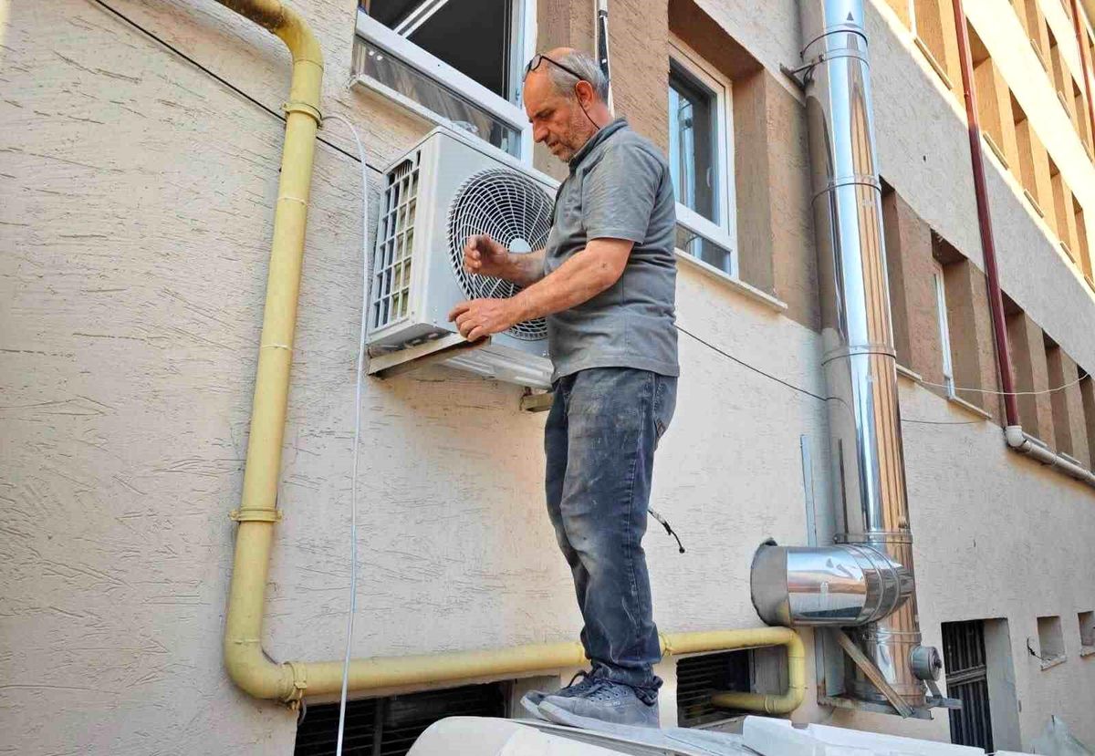 Osmaneli'nde 7 okulun öğretmenler odasına klima desteği