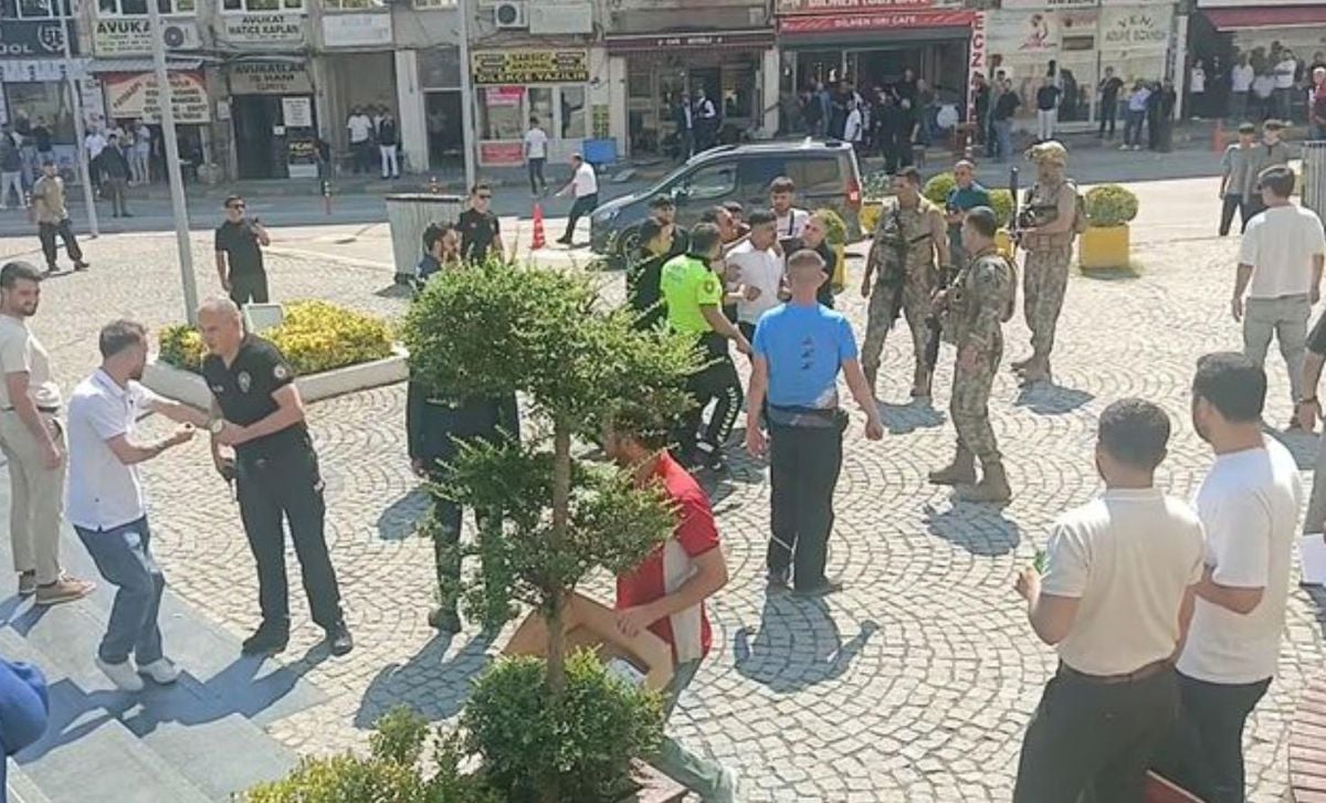 Adliye önü bir anda savaş alanına döndü! 1 polis ve 2 şüpheli yaralandı: 5 gözaltı