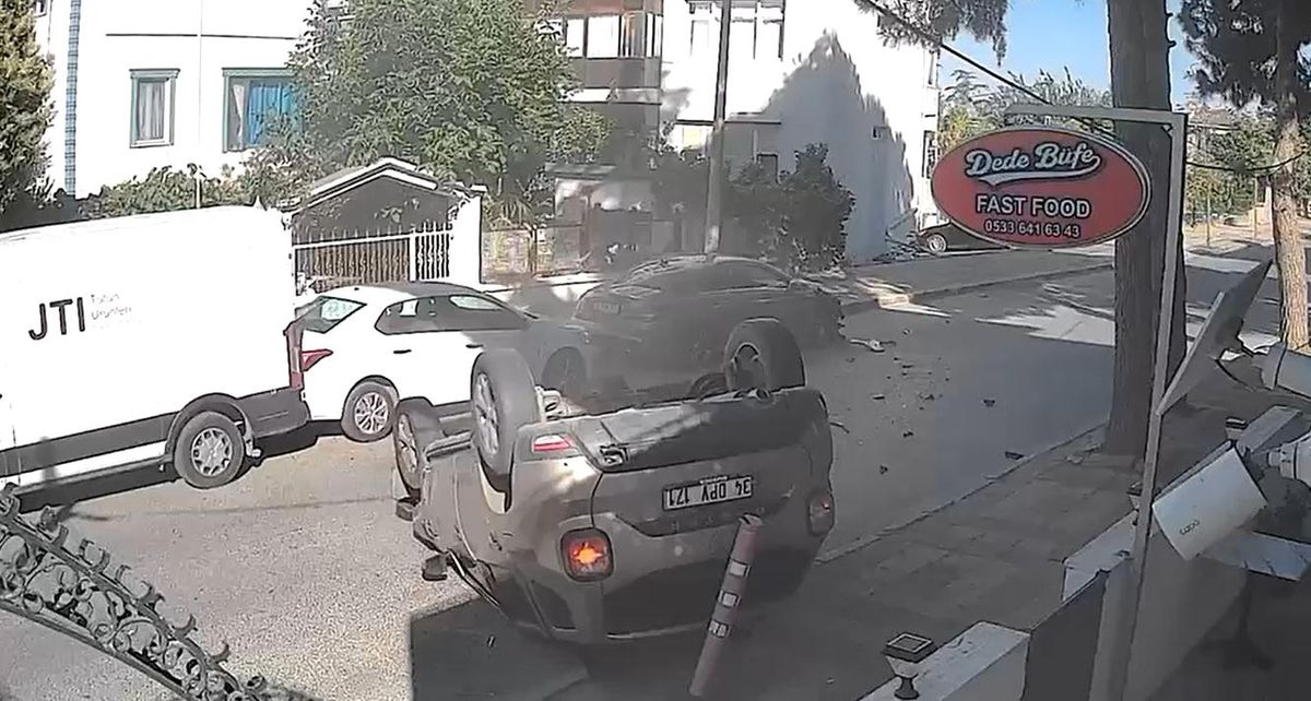 Büyükçekmece'de park halindeki araca çarpıp takla attı
