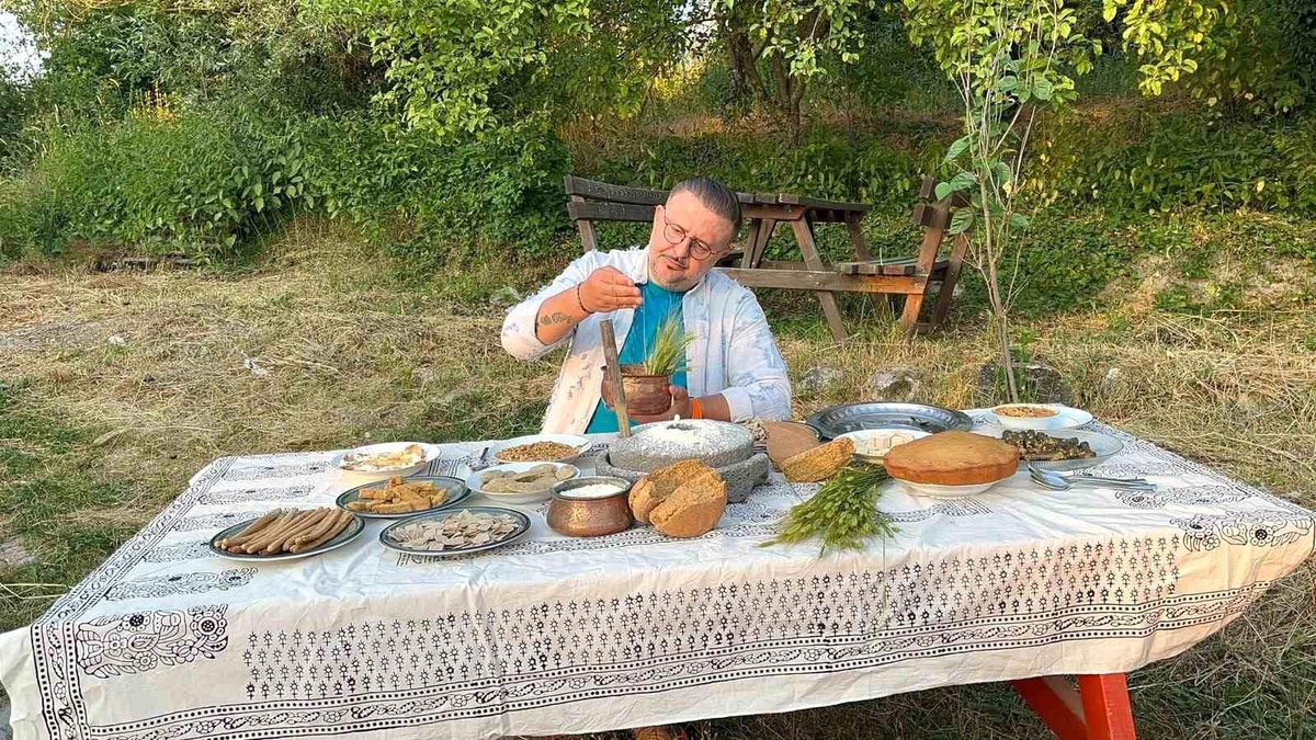 Şef Ayvaz Akbacak, Kastamonu'nun İhsangazi ilçesinde siyez buğdayı tarlasında inceleme yapıyor.