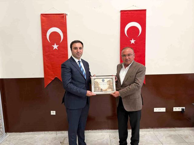 Çavdarhisar Kaymakamı Murat Ak’a Fahri Hemşehrilik Beratı