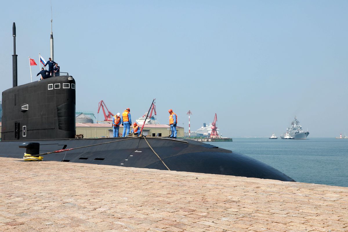 Çin ve Rusya donanmaları Qingdao açıklarında ortak deniz tatbikatı yapıyor.