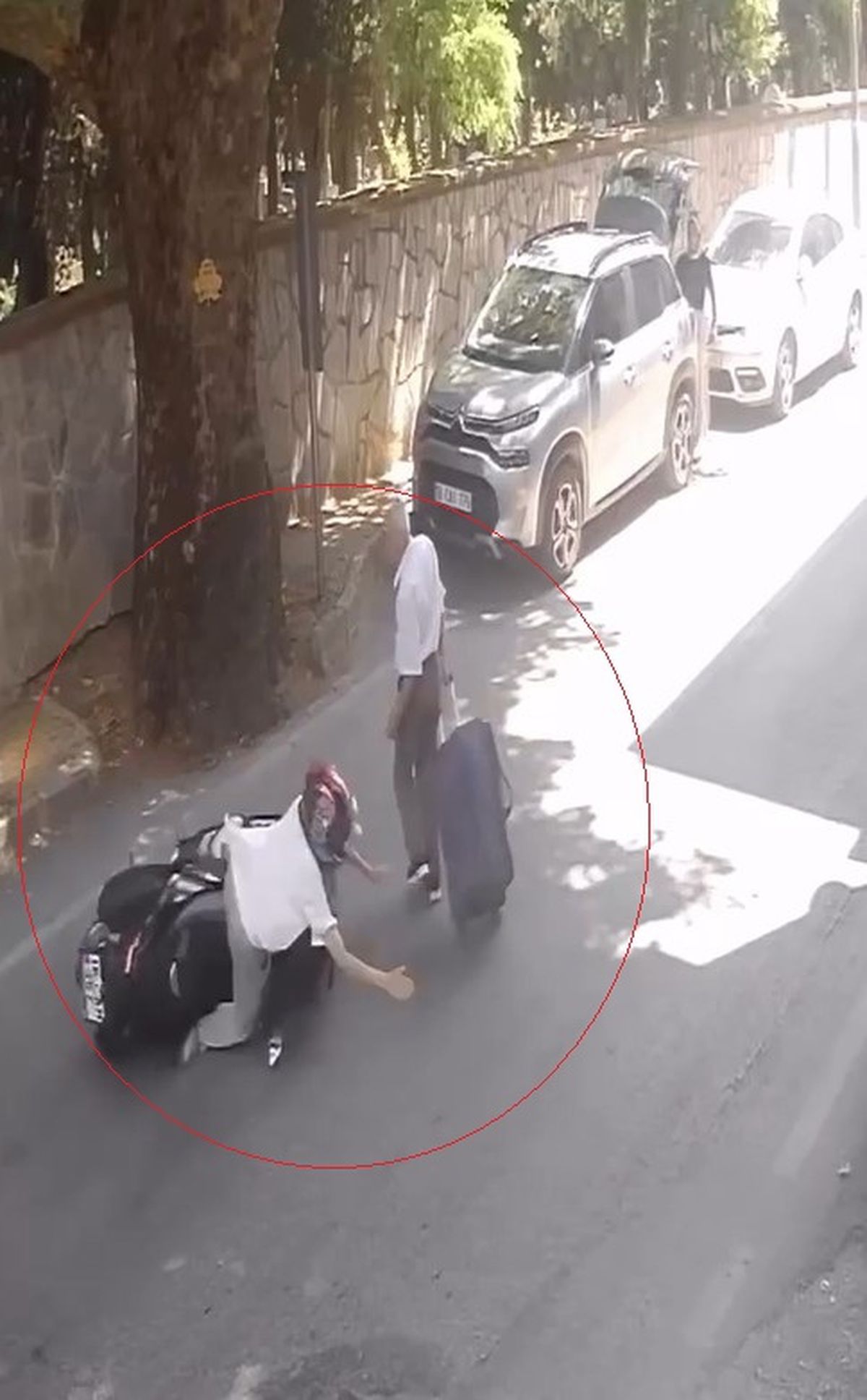 Bursa'da yolun karşısına geçen bir yayaya çarpmamak için fren yapan motosiklet sürücüsünün devrildiği anı gösteren güvenlik kamerası görüntüsü.