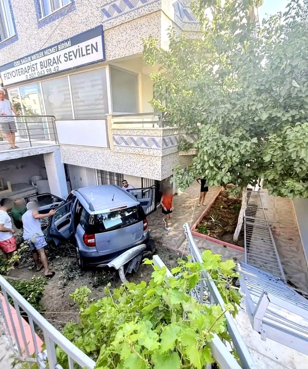 Didim'de araç evin bahçesine uçtu