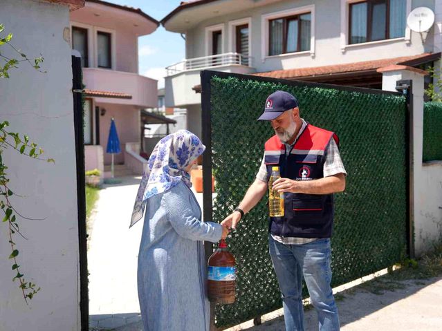 Düzce’de atık yağ kampanyasına katılanlara sıvı yağ hediyesi