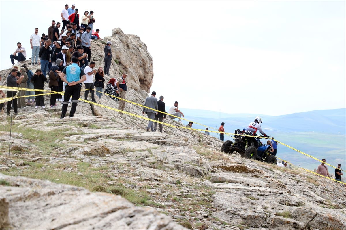 Ekstrem sporcuları volkanik Tendürek Dağı'nda sıra dışı bir deneyim yaşadı