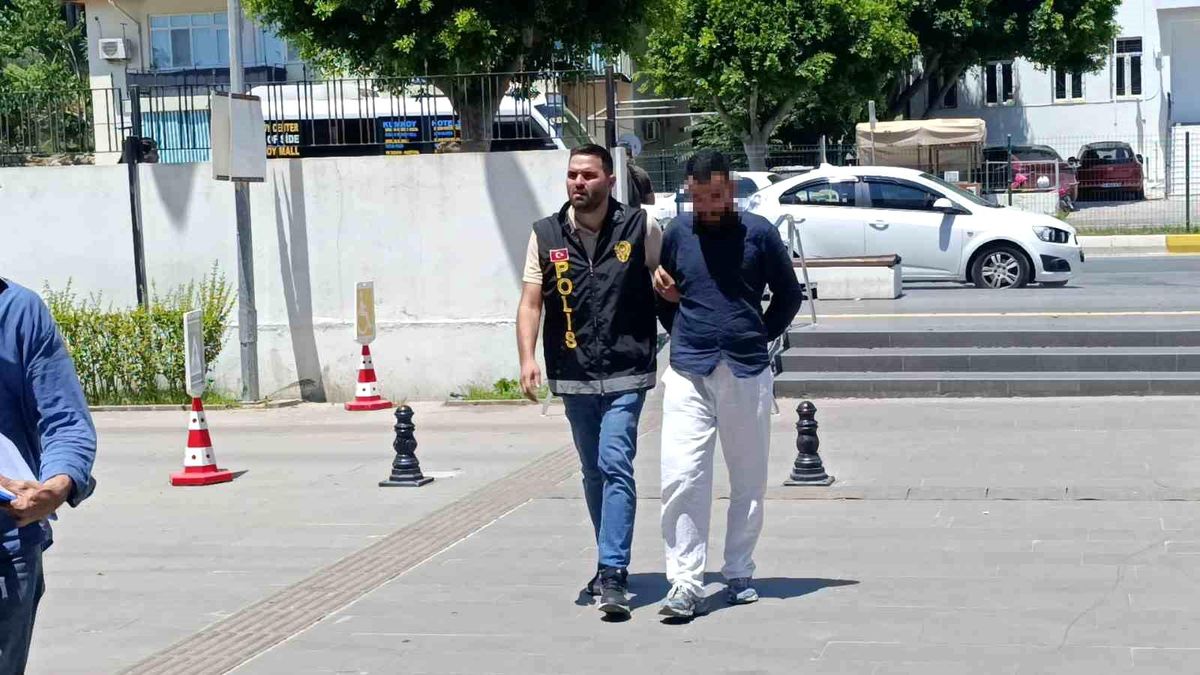 Antalya'da emekli öğretmeni dolandıran sahte polis İstanbul'da yakalandı.