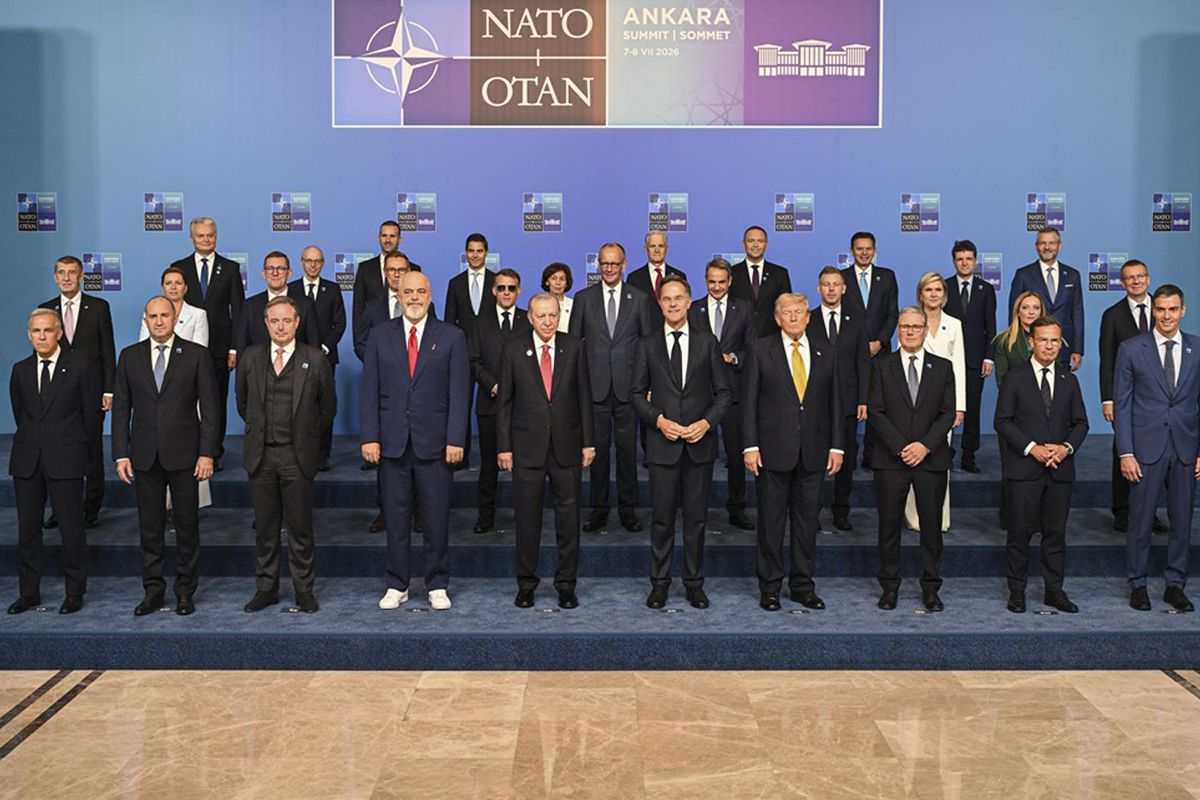 Cumhurbaşkanı Erdoğan'ın NATO Zirvesi'nde liderlere hediye verirken çekilmiş fotoğrafı.