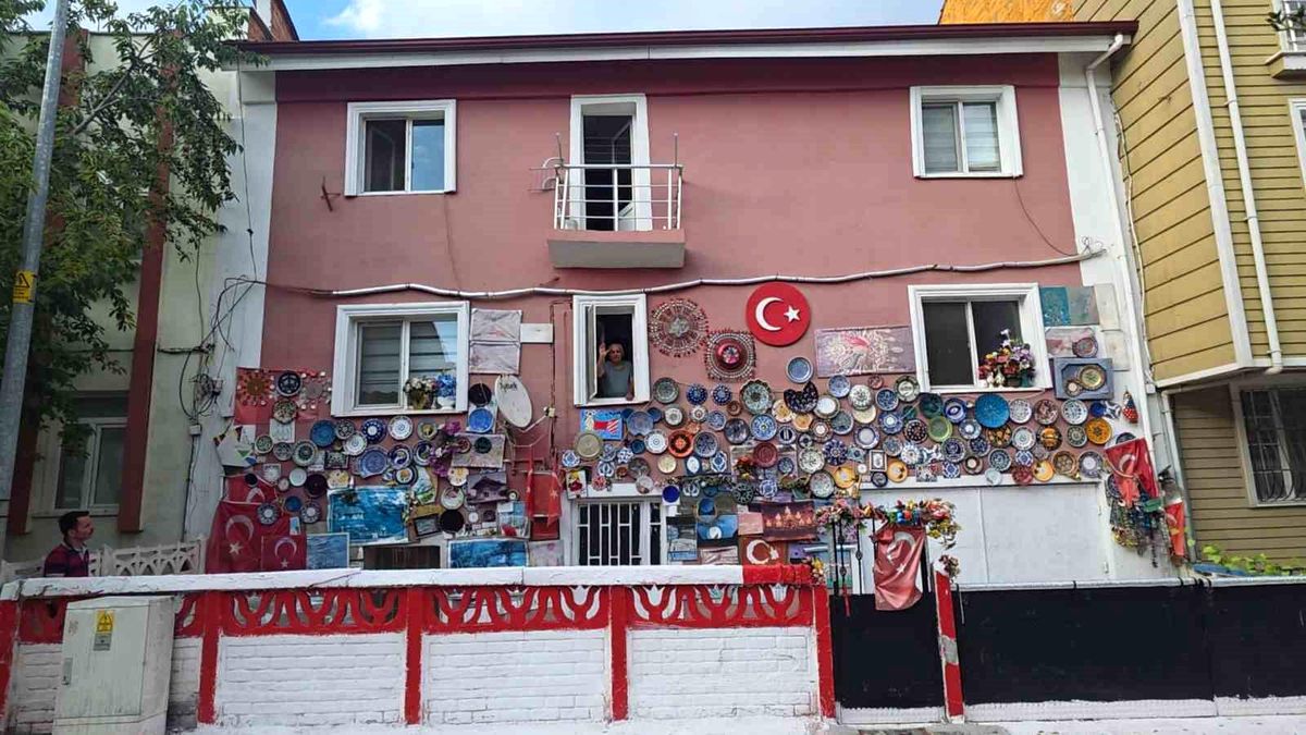 Evinin dış cephesini Kütahya'ya özgü çini tabaklarla kapladı