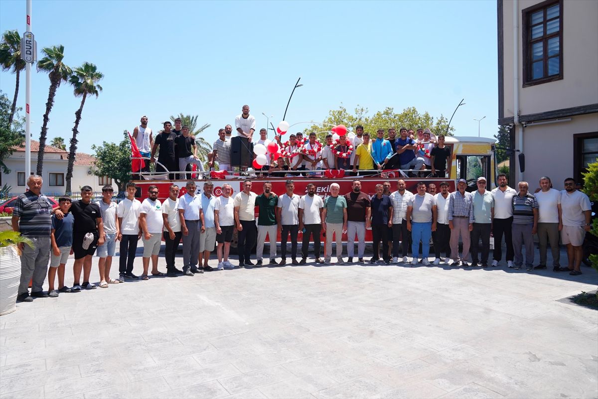 Finike Belediyesi Güreş Takımı sporcuları, Kırkpınar'daki derecelerinin ardından Belediye Başkanı Mustafa Geyikçi'yi makamında ziyaret etti.