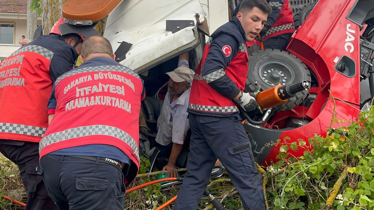 Forklift yüklü vinçli kamyonet devrildi, sıkışan sürücüyü itfaiye kurtardı