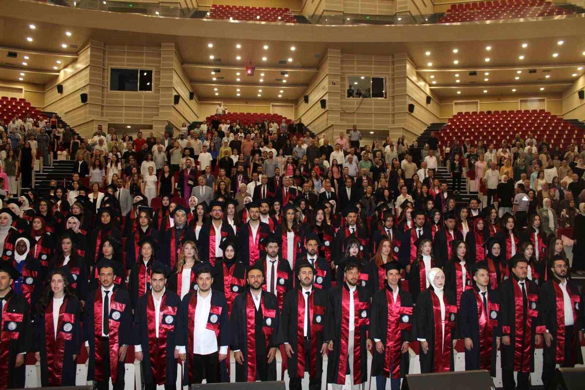 Genç eczacıların mezuniyet sevinci