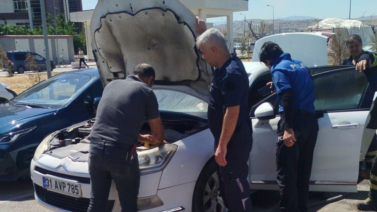 Adıyaman Kadın Doğum ve Çocuk Hastalıkları Hastanesi'nin açık otoparkında yanan bir otomobil.