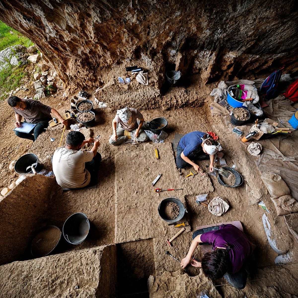 Hatay'daki Üçağızlı II Mağarası'nda bulunan Neandertal ve modern insan kalıntılarını gösteren bir görsel.