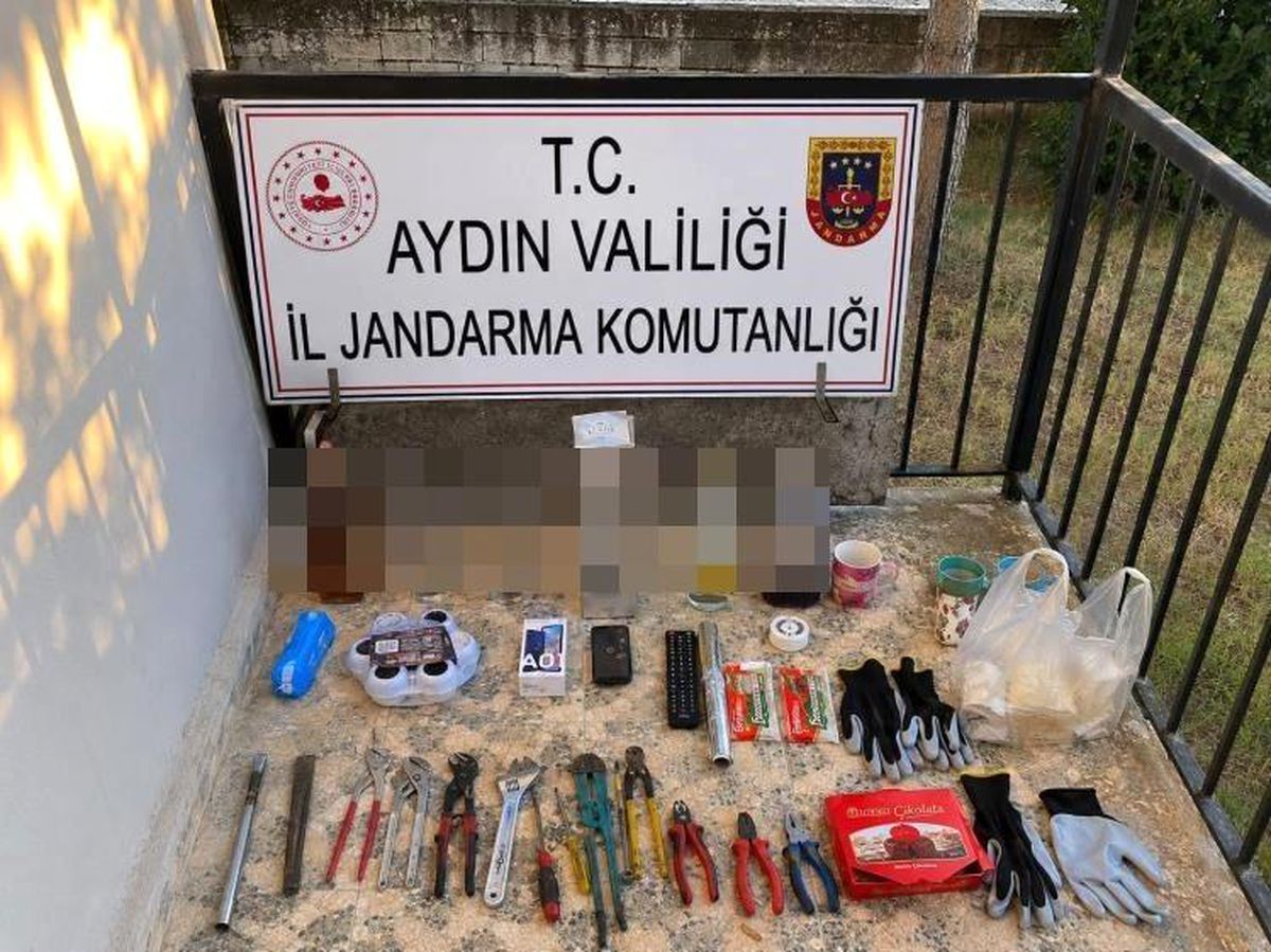 Hırsızlık yaparken suçüstü yakalandılar